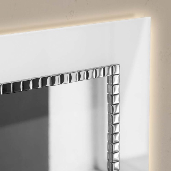 Zbliżenie na szklaną, białą ramę ze srebrną mozaiką w lustrze Bracelet sq od GieraDesign.