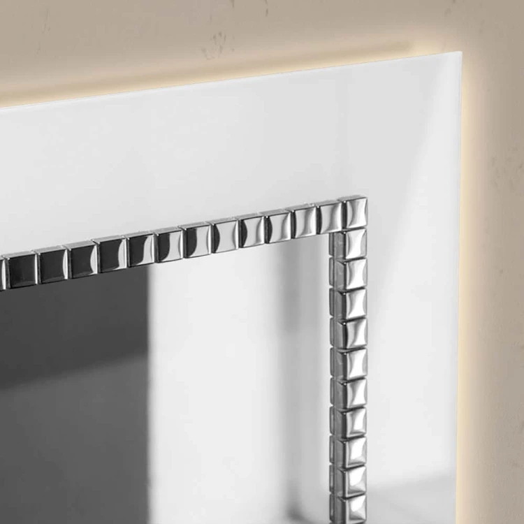 Zbliżenie na szklaną, białą ramę ze srebrną mozaiką w lustrze Bracelet sq od GieraDesign.