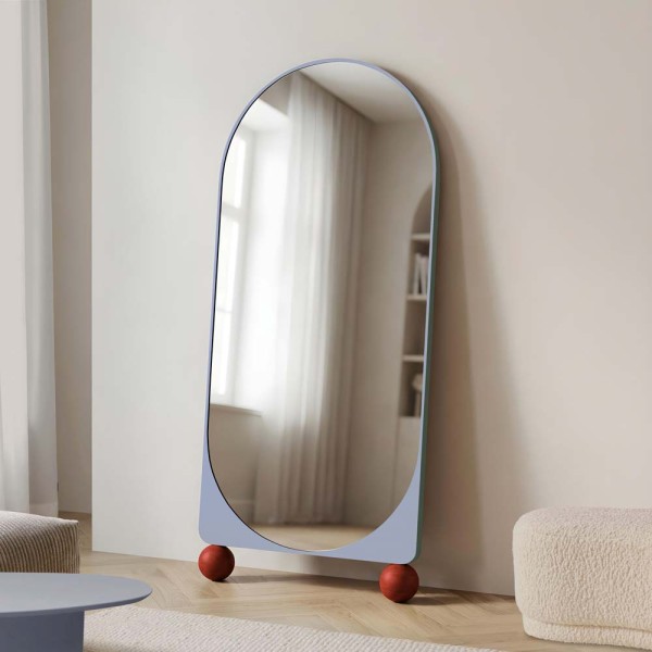 Lustro stojące z czerwonymi kulami, w błękitnej ramie. GieraDesign