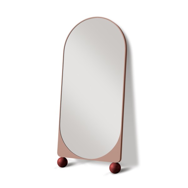 Lustro stojące w różowej ramie, na kulach, oparte o ścianę. GieraDesign