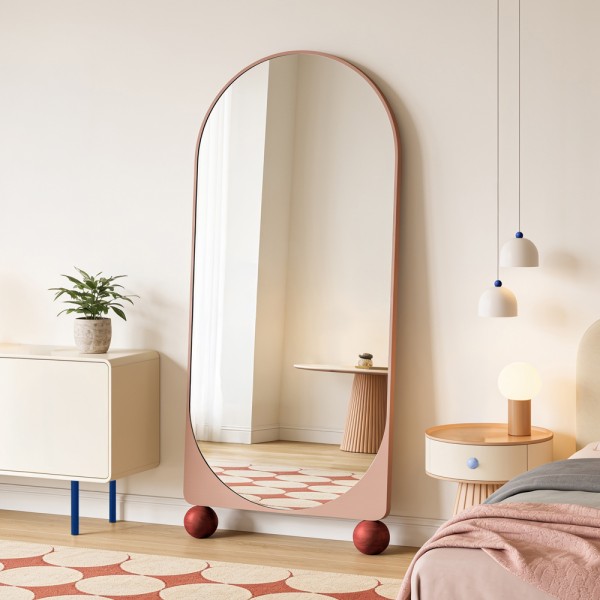 Lustro stojące w różowej ramie, na kulach, oparte o ścianę. GieraDesign