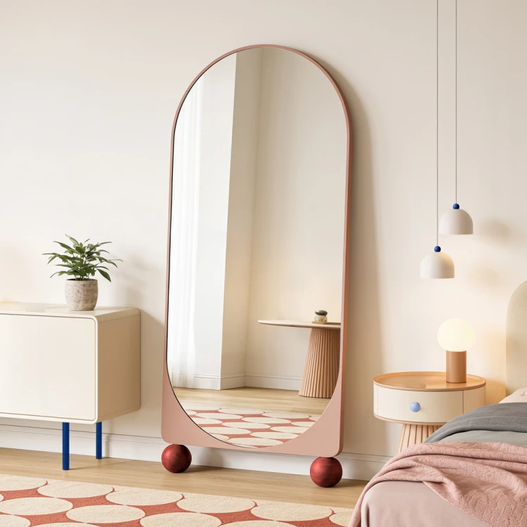 Lustro stojące w różowej ramie, na kulach, oparte o ścianę. GieraDesign