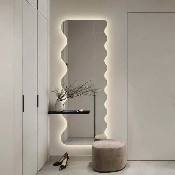 Lustro Rumba LED falowane w podłużnej wersji w przedpokoju, GieraDesign.
