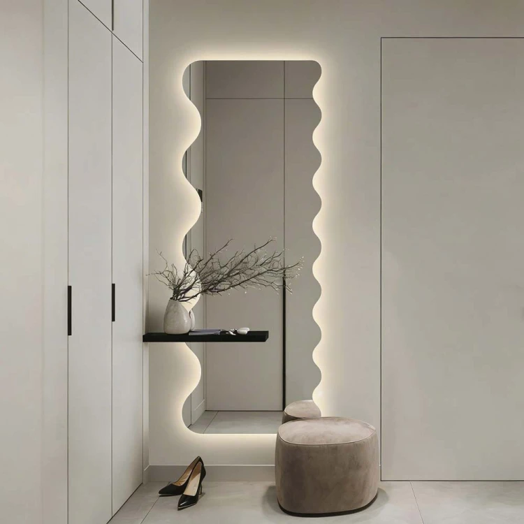 Lustro Rumba LED falowane w podłużnej wersji w przedpokoju, GieraDesign.