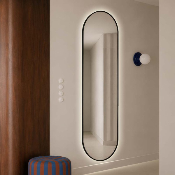 Lustro owalne czarne podświetlane Ambient Slim w nowoczesnym korytarzu. GieraDesign
