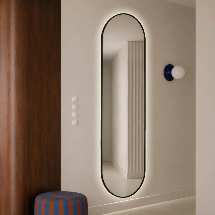 Lustro owalne czarne podświetlane Ambient Slim w nowoczesnym korytarzu. GieraDesign