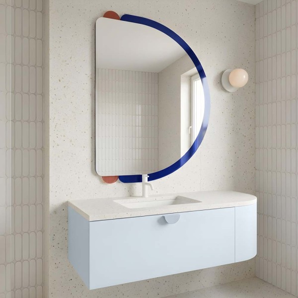 Lustro Dot w kolorowej, półokrągłej kolorowej ramie w dowolnym RAL w łazience. GieraDesign.