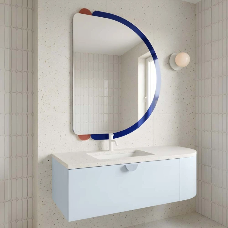 Lustro Dot w kolorowej, półokrągłej kolorowej ramie w dowolnym RAL w łazience. GieraDesign.