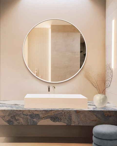 Lustro okrągłe białe Scandi w nowoczesnej łazience z błękitnym marmurem. GieraDesign