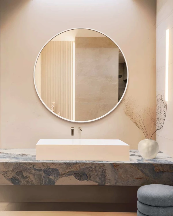 Lustro okrągłe białe Scandi w nowoczesnej łazience z błękitnym marmurem. GieraDesign