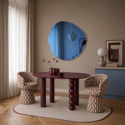 Lustro Lapis niebieskie o nieregularnym kształcie na beżowej ścianie w nowoczesnym salonie. GieraDesign