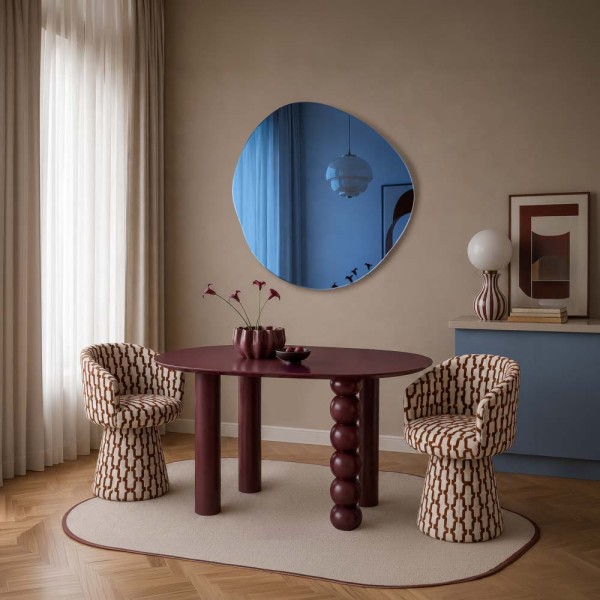 Lustro Lapis niebieskie o nieregularnym kształcie na beżowej ścianie w nowoczesnym salonie. GieraDesign