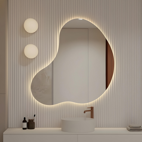 Lustro nieregularne podświetlane Plama no.5 w nowoczesnej jasnej łazience. GieraDesign