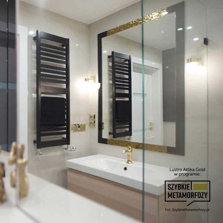 Lustro Attika Gold - w  czarno-złotej ramie glamour w beżowej łazience. GieraDesign