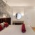 Okrągłe, dekoracyjne lustro Aurea Silver w sypialni w stylu glamour. GieraDesign