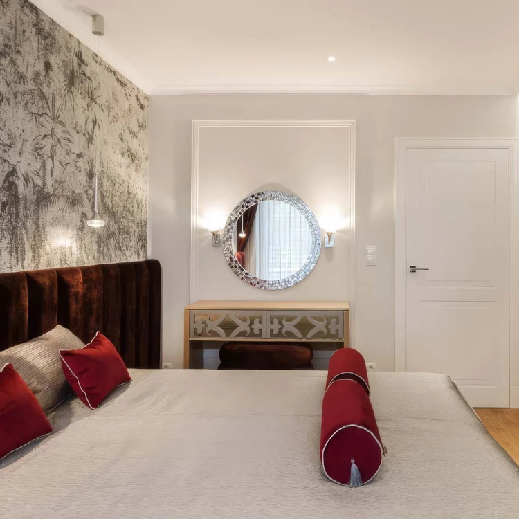 Okrągłe, dekoracyjne lustro Aurea Silver w sypialni w stylu glamour. GieraDesign