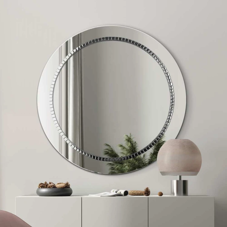 Okrągłe lustro dekoracyjne w lustrzanej oprawie ze srebrną mozaiką, nad komodą w salonie. GieraDesign