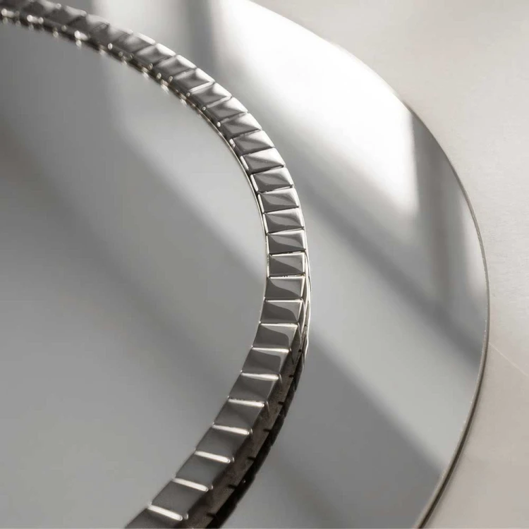 Zbliżenie na ramę lustra Bracelet. GieraDesign