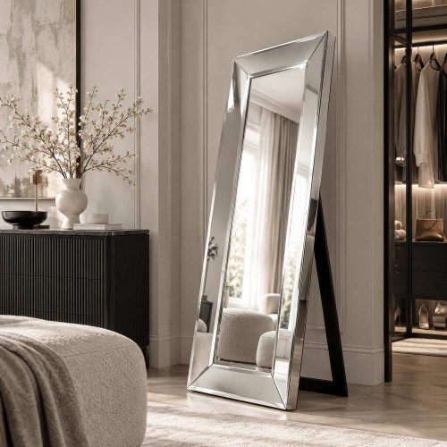 Lustro stojące z lustrzaną ramą Cristal 3D w sypialni modern classic. GieraDesign