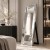 Lustro stojące z lustrzaną ramą Cristal 3D w sypialni modern classic. GieraDesign