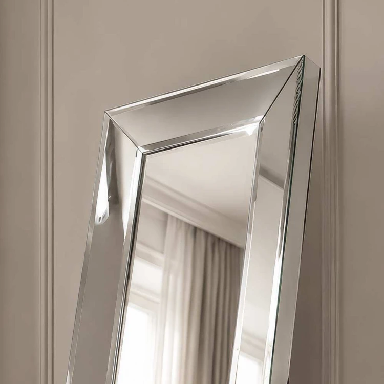 Cristal-3D-Zbliżenie na lustrzaną ramę lustra stojącego Cristal 3D. GieraDesign.jpg