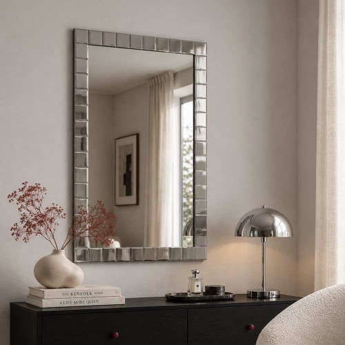 Prostokątne lustro w srebrnej ramie Quadrum nad komodą w sypialni glamour. GieraDesign