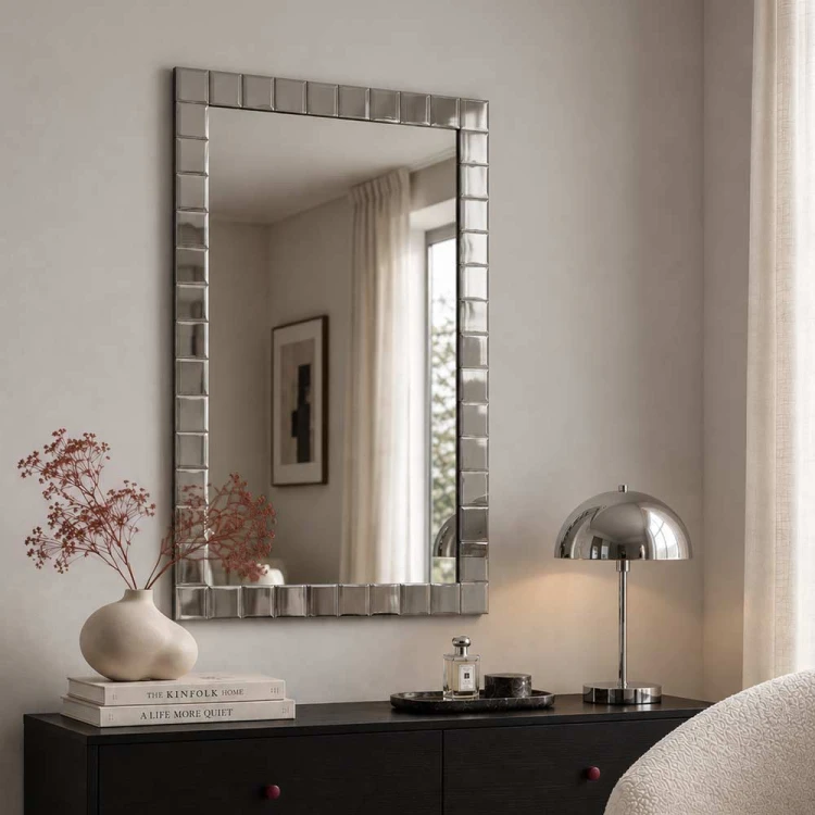 Prostokątne lustro w srebrnej ramie Quadrum nad komodą w sypialni glamour. GieraDesign