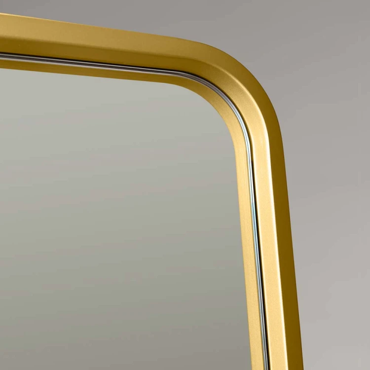 Zbliżenie na ramę lustra Billet stojące złote I GieraDesign