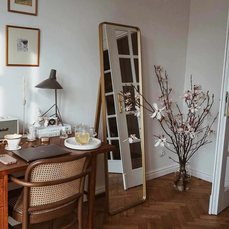 Billet z nogą w złotej ramie, aranżacja w eklektycznym wnętrzu @i.tam.i.tu / Instagram.