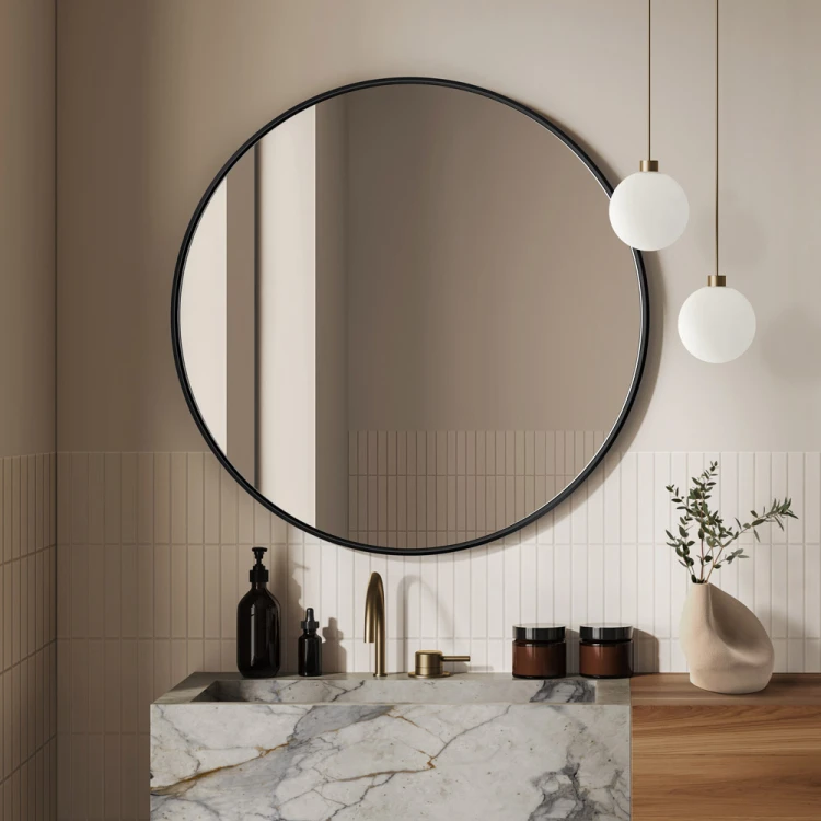 Lustro Scandi slim czarne okrągłe nad marmurową umywalką. GieraDesign