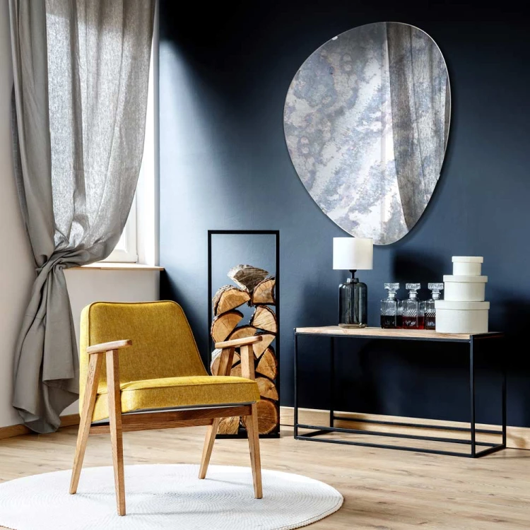 Lustro Fly Antique postarzane nad komoda w nowoczesnym, przytulnym salonie. GieraDesign