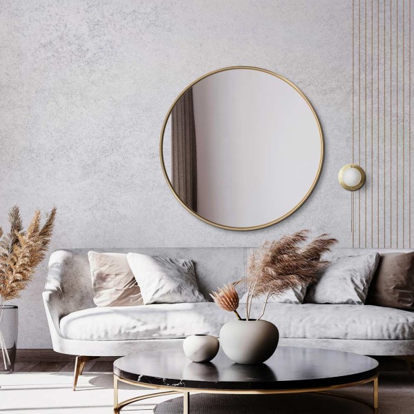 Lustro Scandi slim złote nad jasnym wypoczynkiem w salonie. GieraDesign