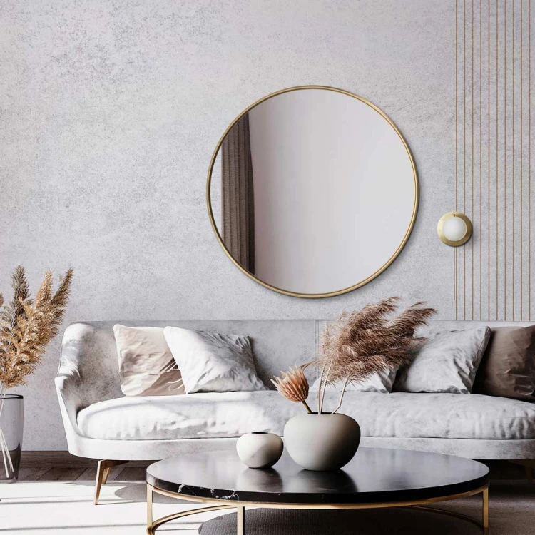 Lustro Scandi slim złote nad jasnym wypoczynkiem w salonie. GieraDesign