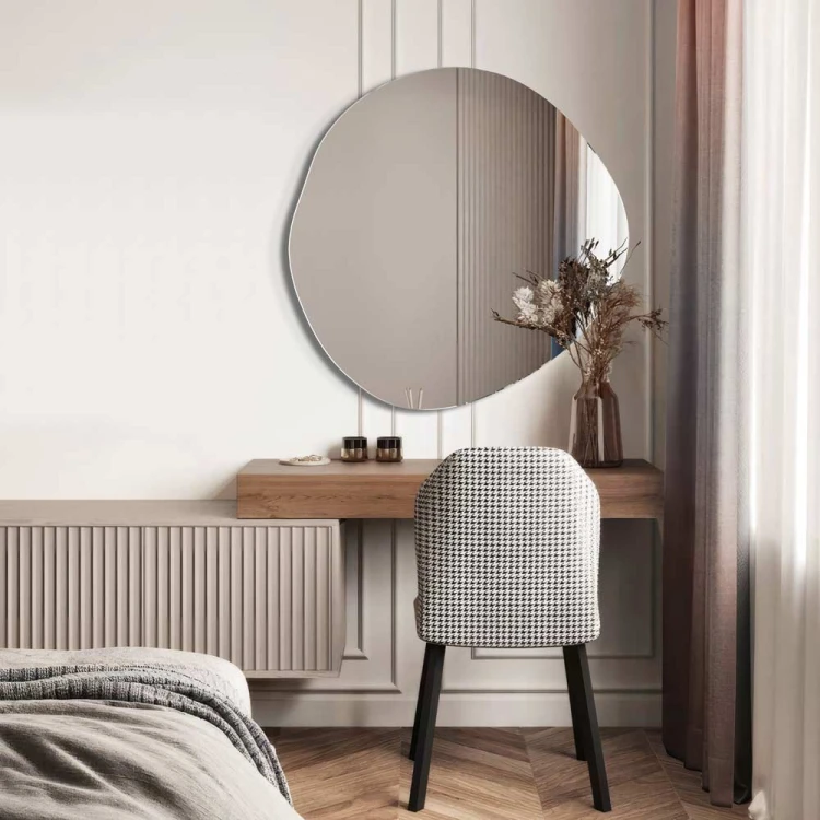 Lustro Lapis o nieregularnym kształcie na ścianie w sypialni, GieraDesign.