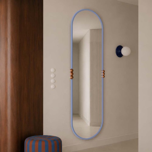 Długie lustro z kulkami w nowoczesnym przedpokoju. GieraDesign