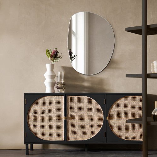 Lustro o organicznym kształcie Plama no.2 jako dekoracja nad komodą w salonie, Gieradesign