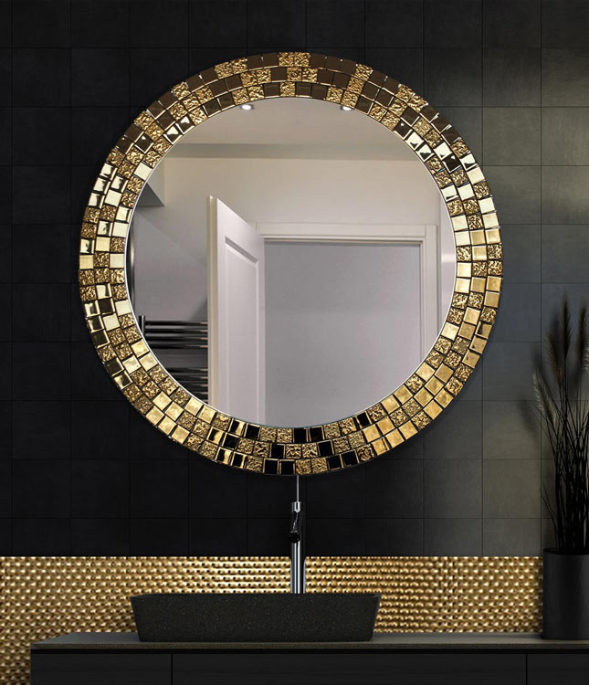 Dekoracyjne lustro Aurea Gold z ramą wykonaną ze złotej mozaiki w eleganckiej łazience