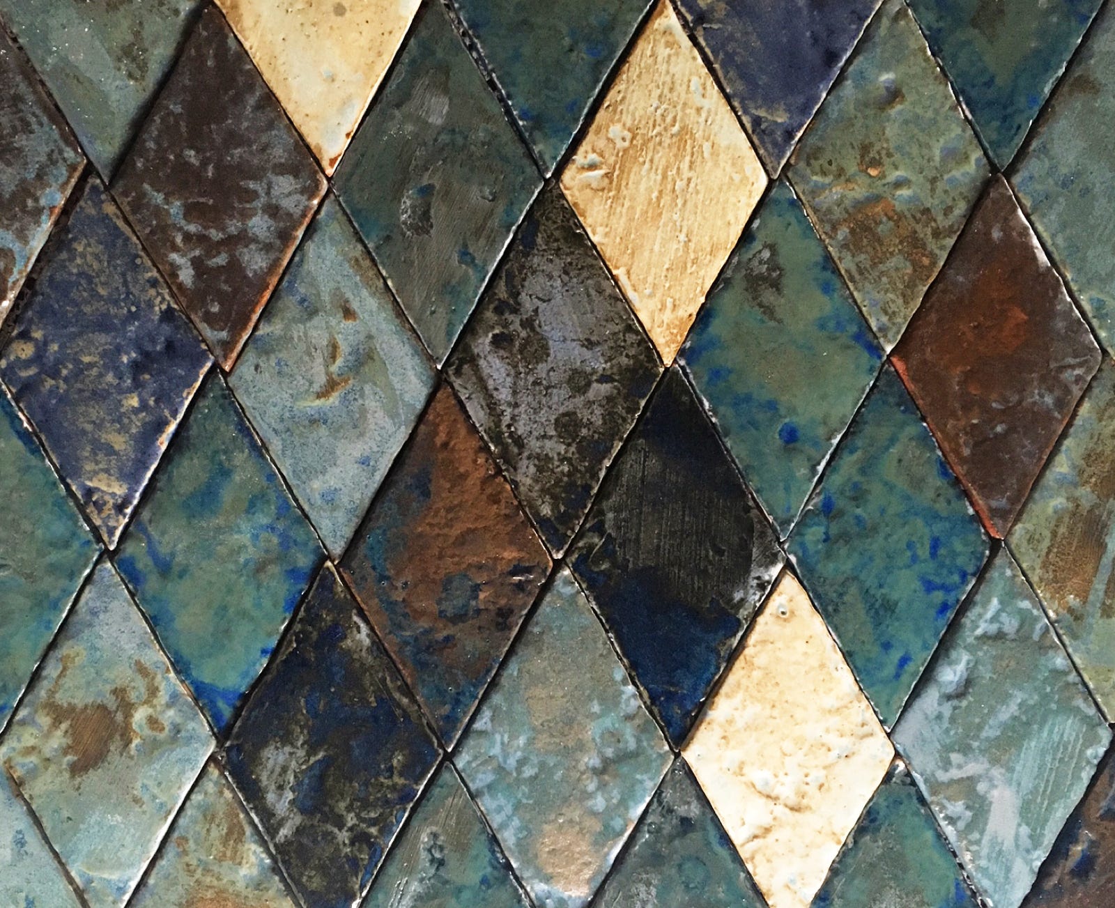 Ręcznie formowane kafle ceramiczne z krakowskiej pracowni Presja Design