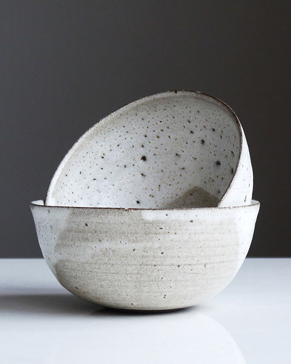 Niedoskonałe ceramiczne naczynia w kolorach ziemi