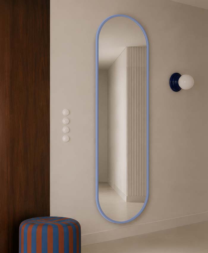 Lustro Ambient w ramie RAL na ścianie w korytarzu. GieraDesign