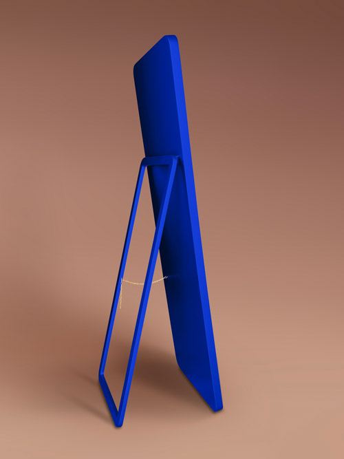 Lustro Billet stojące z nogą w niebieskiej ramie. GieraDesign