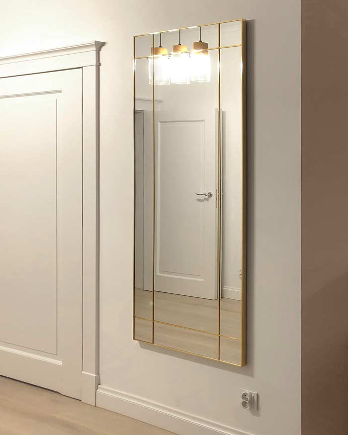 Lustro ze szprosami z mosiądzu Credo Classic w przedpokoju. GieraDesign