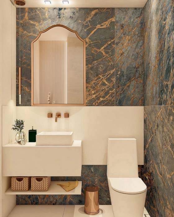 Lustro w stylowej ramie miedzianej Grand Porto na tle dużych szaro miedzianych płytek w nowoczesnej łazience.