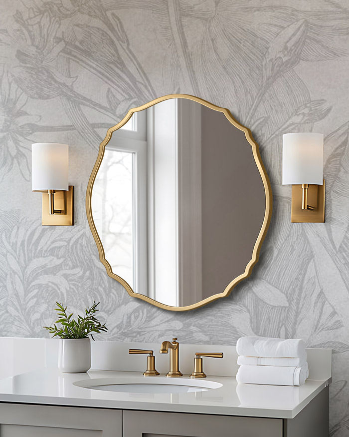 Lustro Grand Vila na tle jasnej wzorzystej tapecie nad umywalką w łazience, GieraDesign