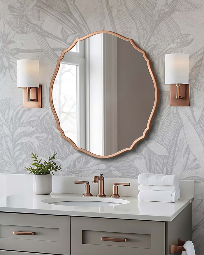 Lustro do łazienki retro Grand Vila miedziane na tle jasnej, wzorzystej tapety, GieraDesign.