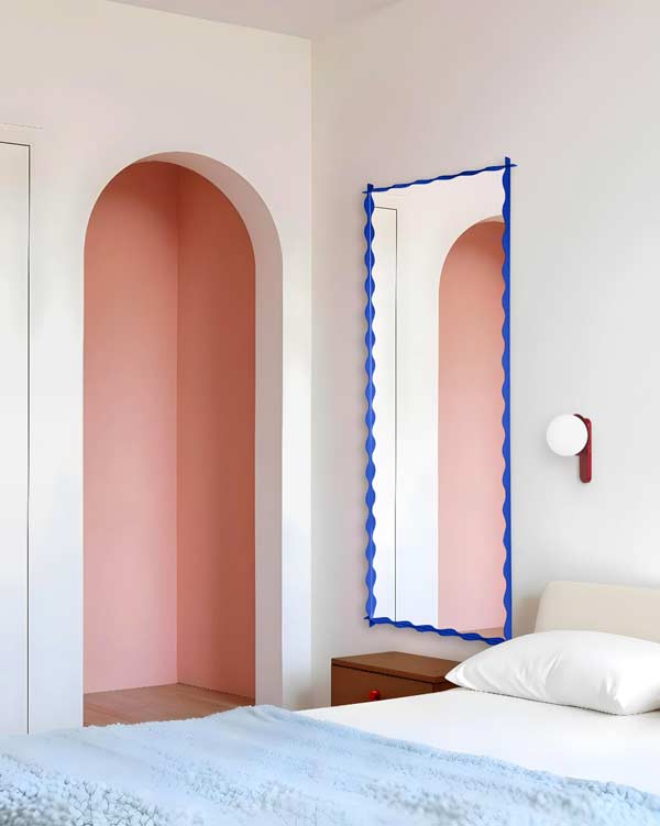 Lustro w falowanej ramie z metalu, Monda Wave w nowoczesej sypialni. GieraDesign
