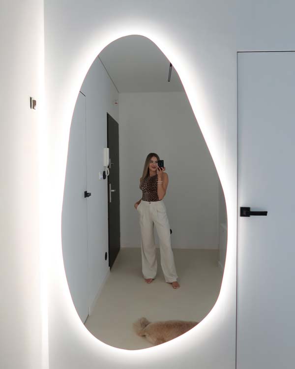 Efektowne lustro nieregularne Plama no.1 Led  w nowoczesnym przedpokoju