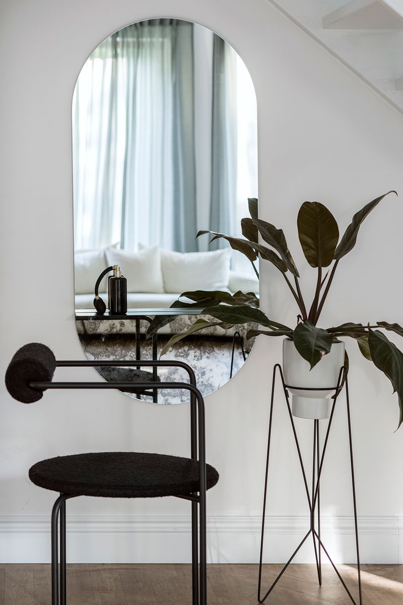 Lustro Novi Corrosi z półką występuje w różnych wariantach kolorystycznych 