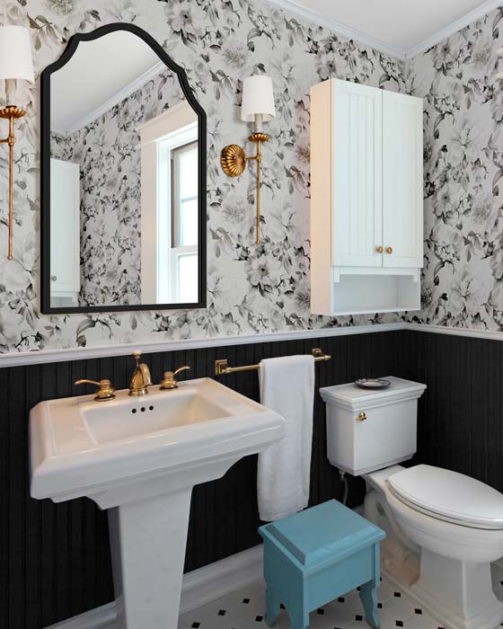 Czarne lustro w stylu vintage Grand Porto z ozdobną falą na tle kwiatowej tapety