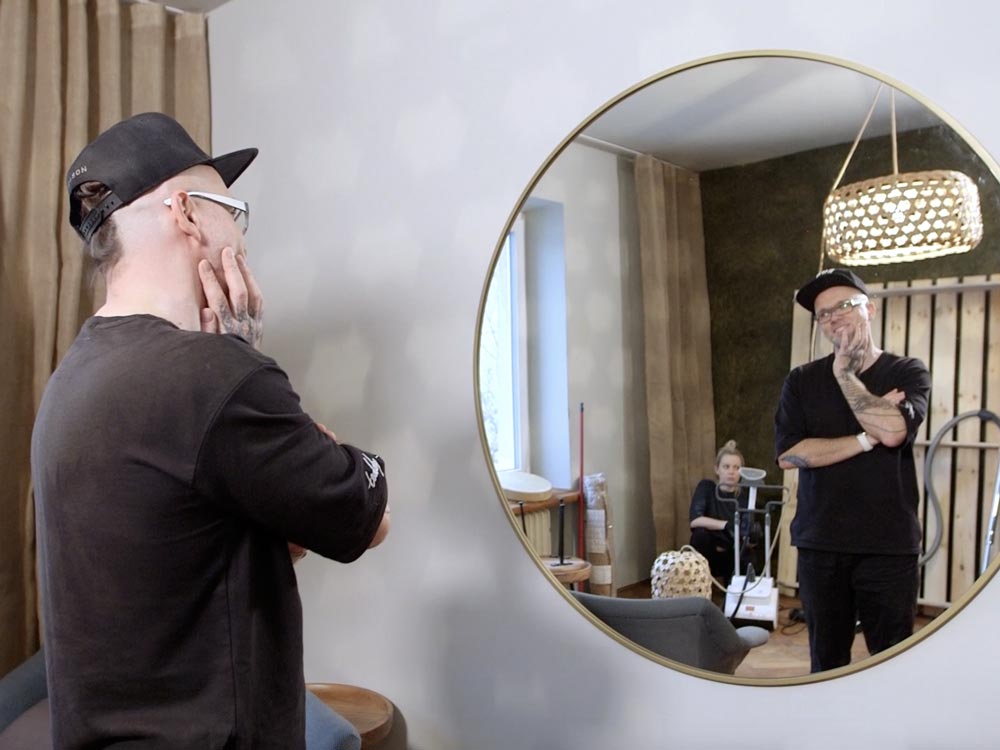 Lustro Scandi Slim złote zawisło na ścianie